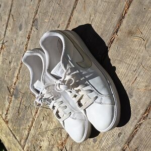 White nike tennis shoes